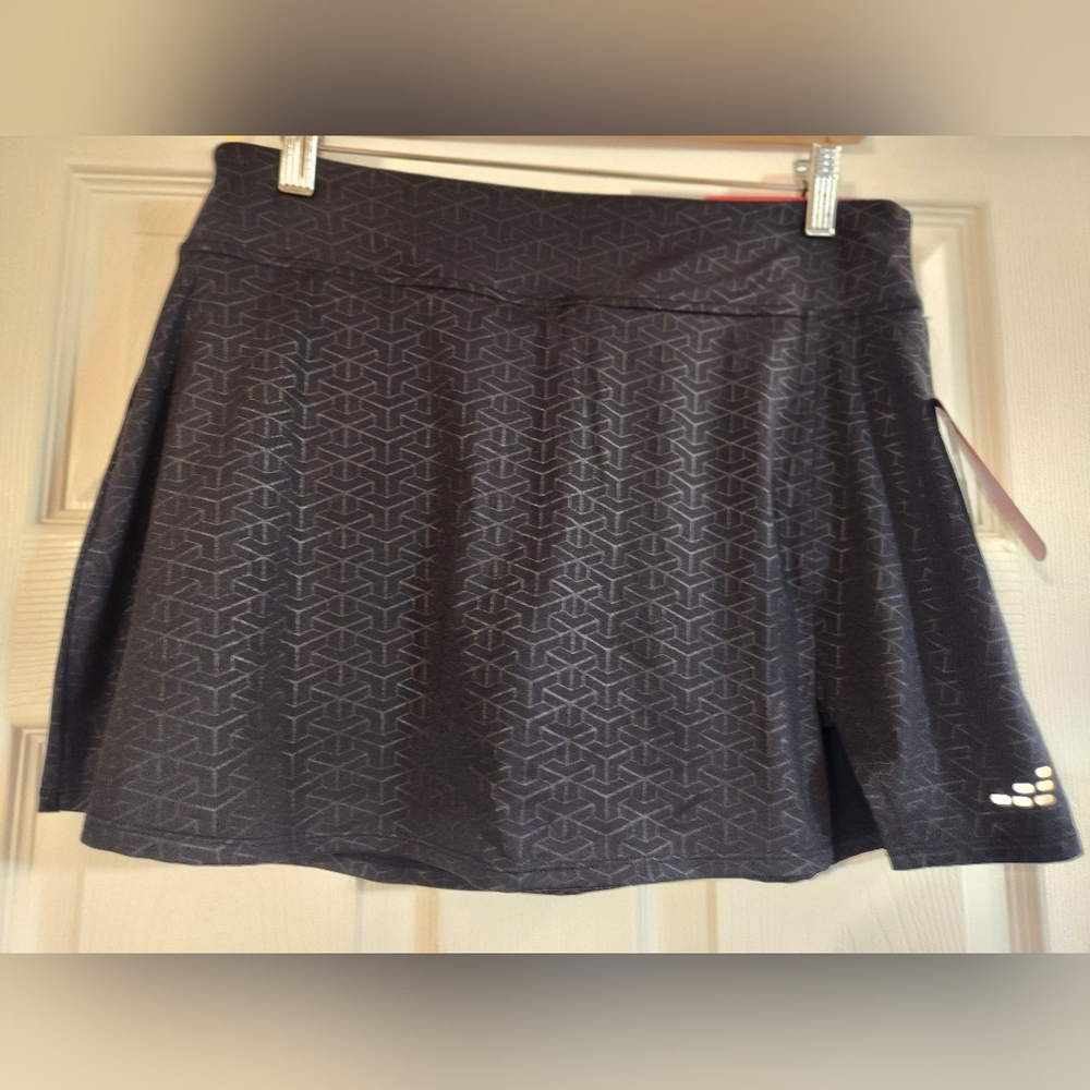 ✨️✨️NWT✨️✨️ BCG Mid Rise Slit Embossed Skort